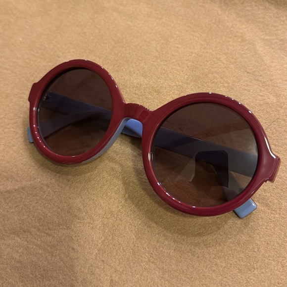Fendi Women’s Sunglasses - Picture 6 of 6